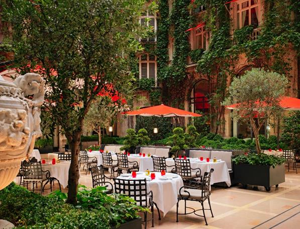 Restaurante La Cour Jardin reabre no Hotel Plaza Athénée