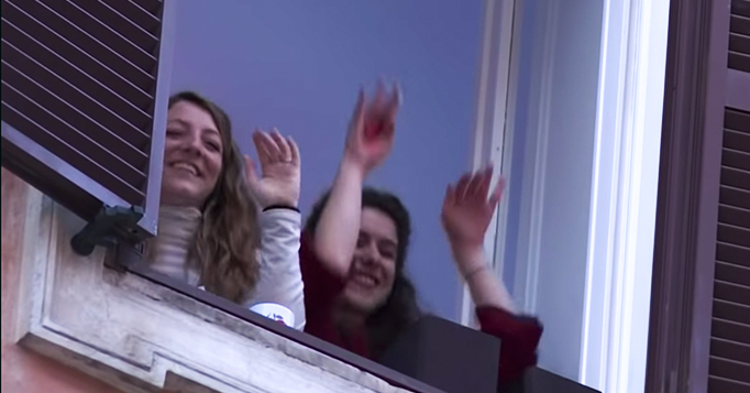 italianos cantam de suas janelas