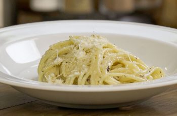Espaguete Com Cebola E Parmesão