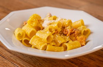 Rigatoni Com Linguiça E Açafrão Ao Vinho Branco